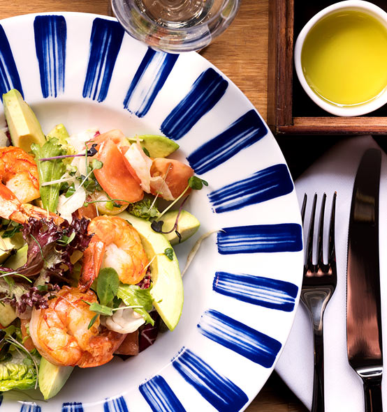 Gedeckter Tisch mit Burger, Toppings und Getränken