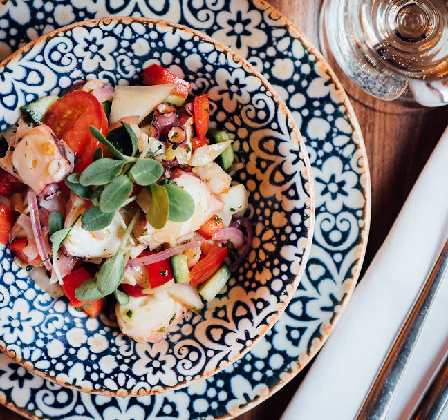 Leckerer Burrger mit Hähnchen, Salat und Toppings